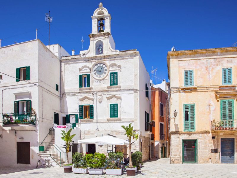 piazza-dell-orologio-polignano-a-mare