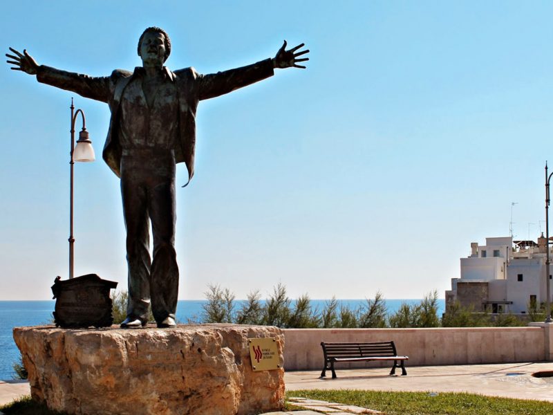 statua-domenico-modugno-polignano-a-mare